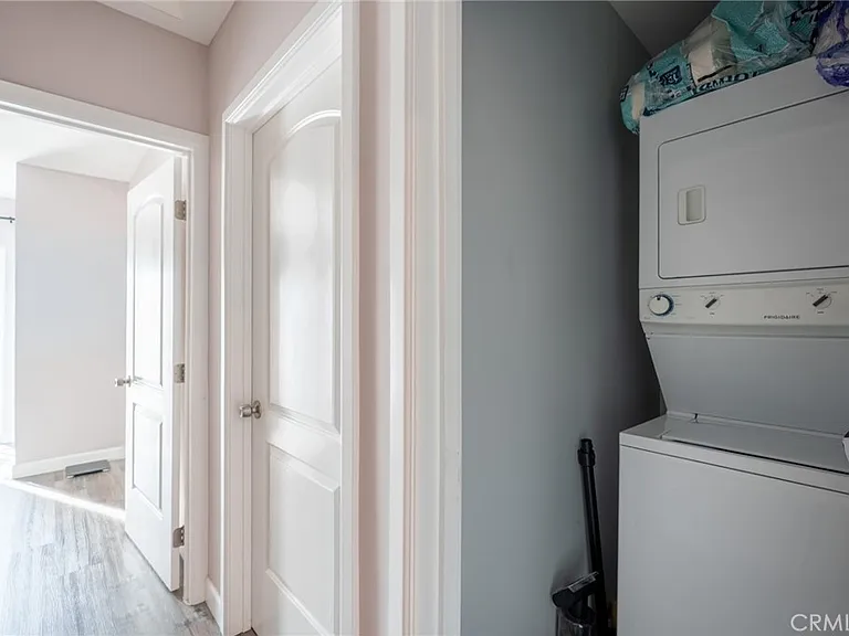 7647 Amestoy Ave — Photo 10