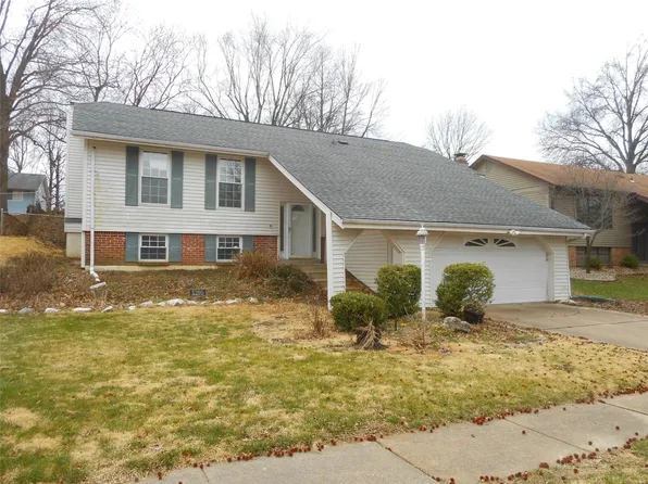 5296 Suntrail Dr, Florissant, MO 63033