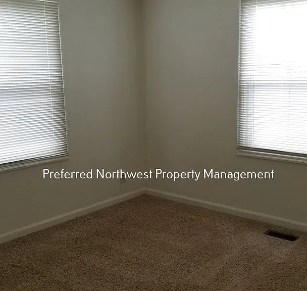 390 Stevens Ln — Photo 5