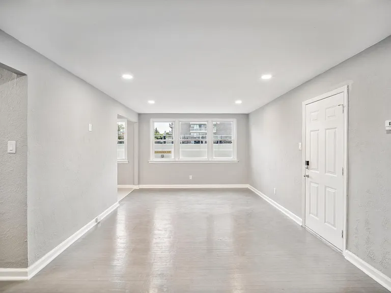 2137 Bryn Mawr Ave #3R — Photo 2