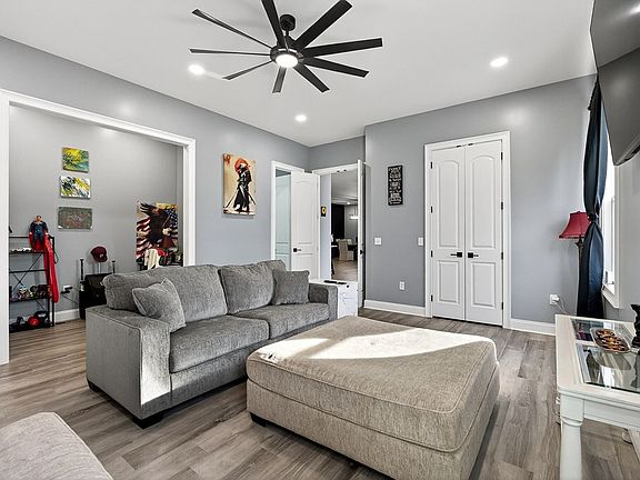 14th image of 377 Margot Dr
