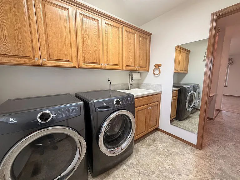364 SE Davis Ct — Photo 15