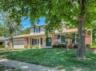 877 Gardenway Dr, Ballwin, MO 63011