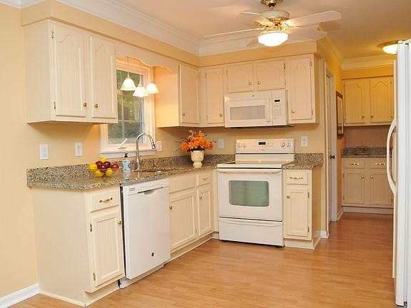 eat in kitchen, crown mold.