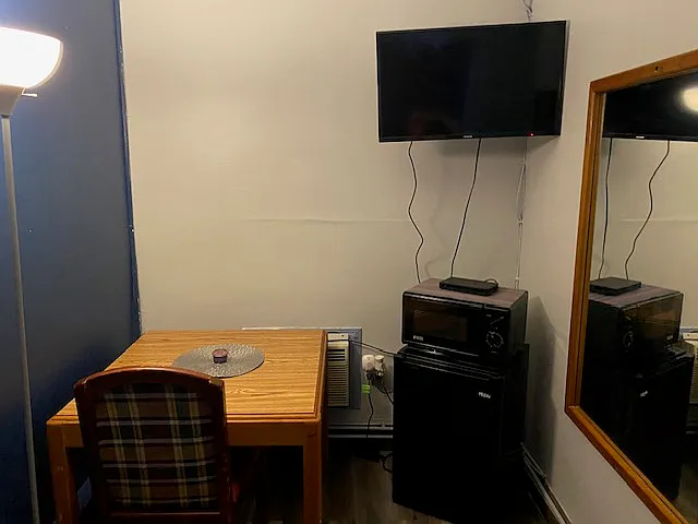 Studio, 350 sqft, $899 — Photo 4