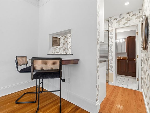 5th image of 302 Commonwealth Ave #C