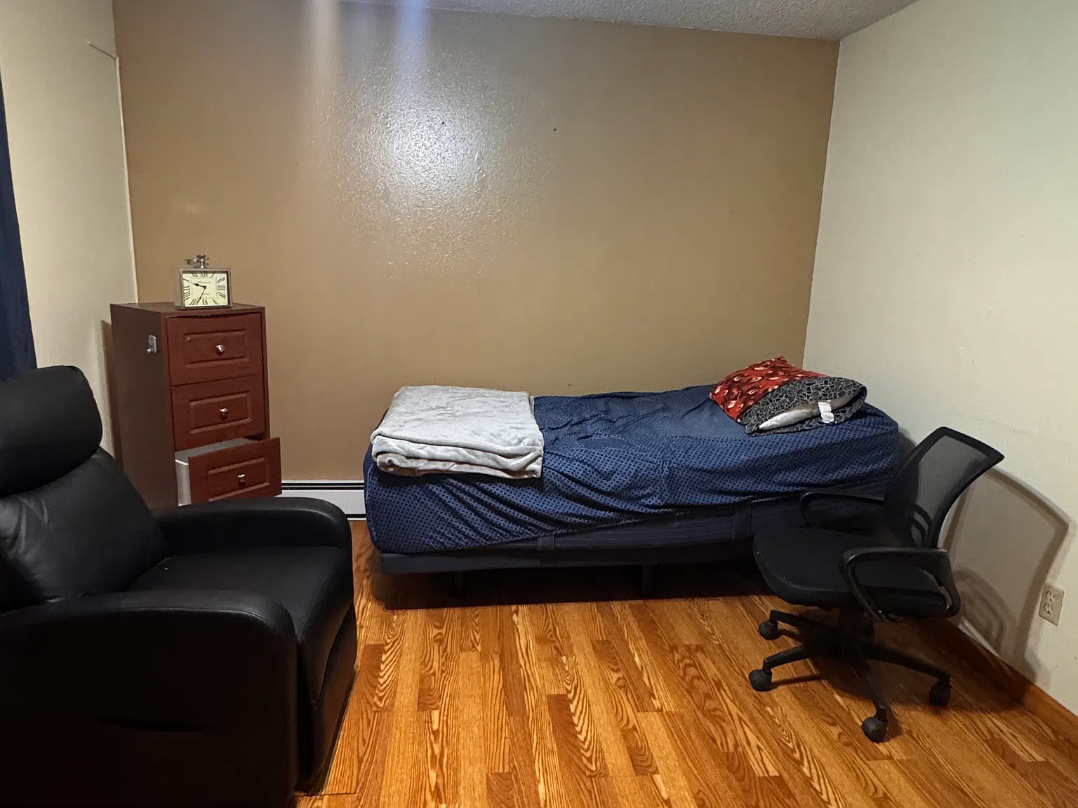 5 bed, 11880 sqft, $1,200 — Photo 3