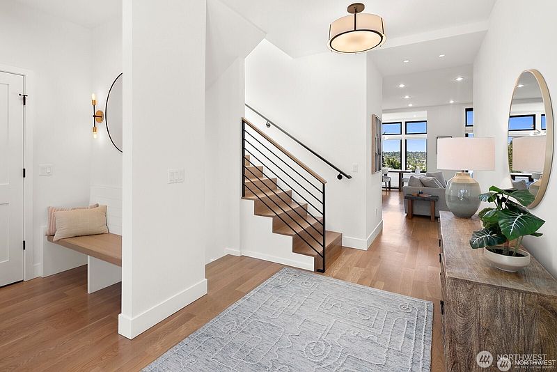 5th image of 728 W Etruria Street