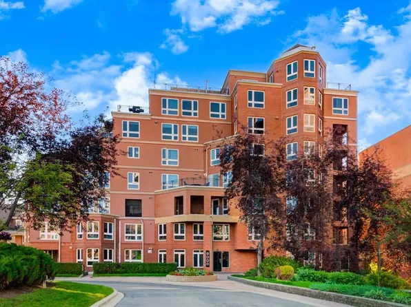 400 W Eau Claire Ave SW #8402, Calgary, AB T2P 4X2