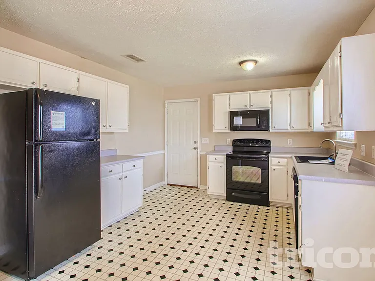 128 Royal Garden Dr — Photo 9