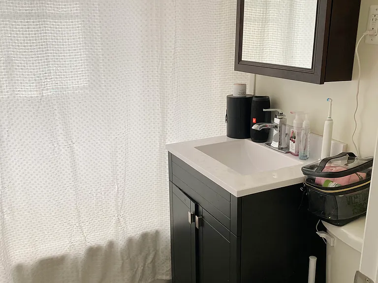 3817.5 N Greenview Ave #2W — Photo 5