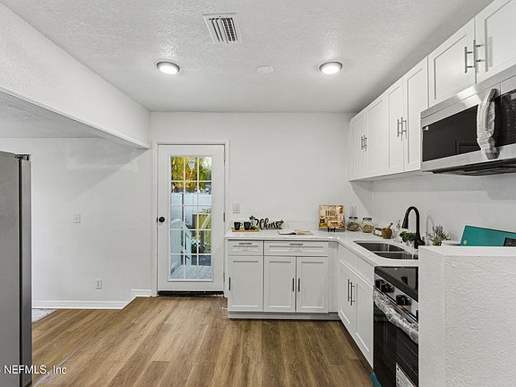 4th image of 2892 GILMORE Street