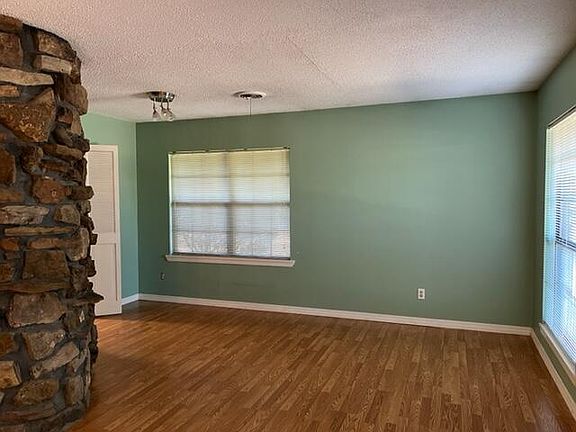 4th image of 901 E Norristown Cir
