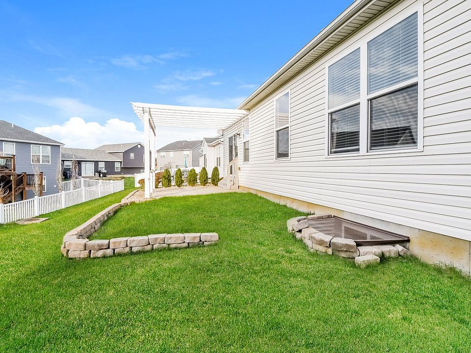 1st image of 27 Huntleigh Grove Ct