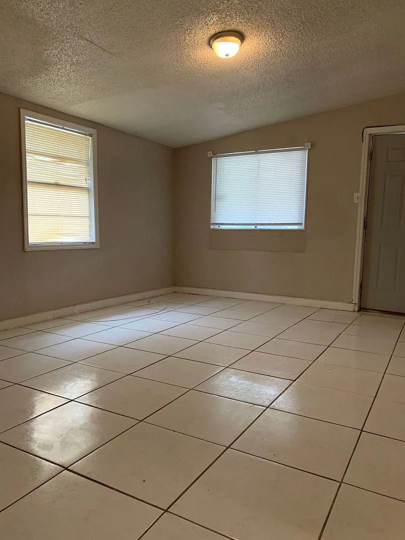 3 bed, 2.0 bath, 960 sqft, $1,600 — Photo 2