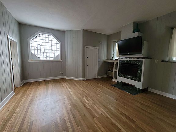 3rd image of 163 W Schiller St #2422928