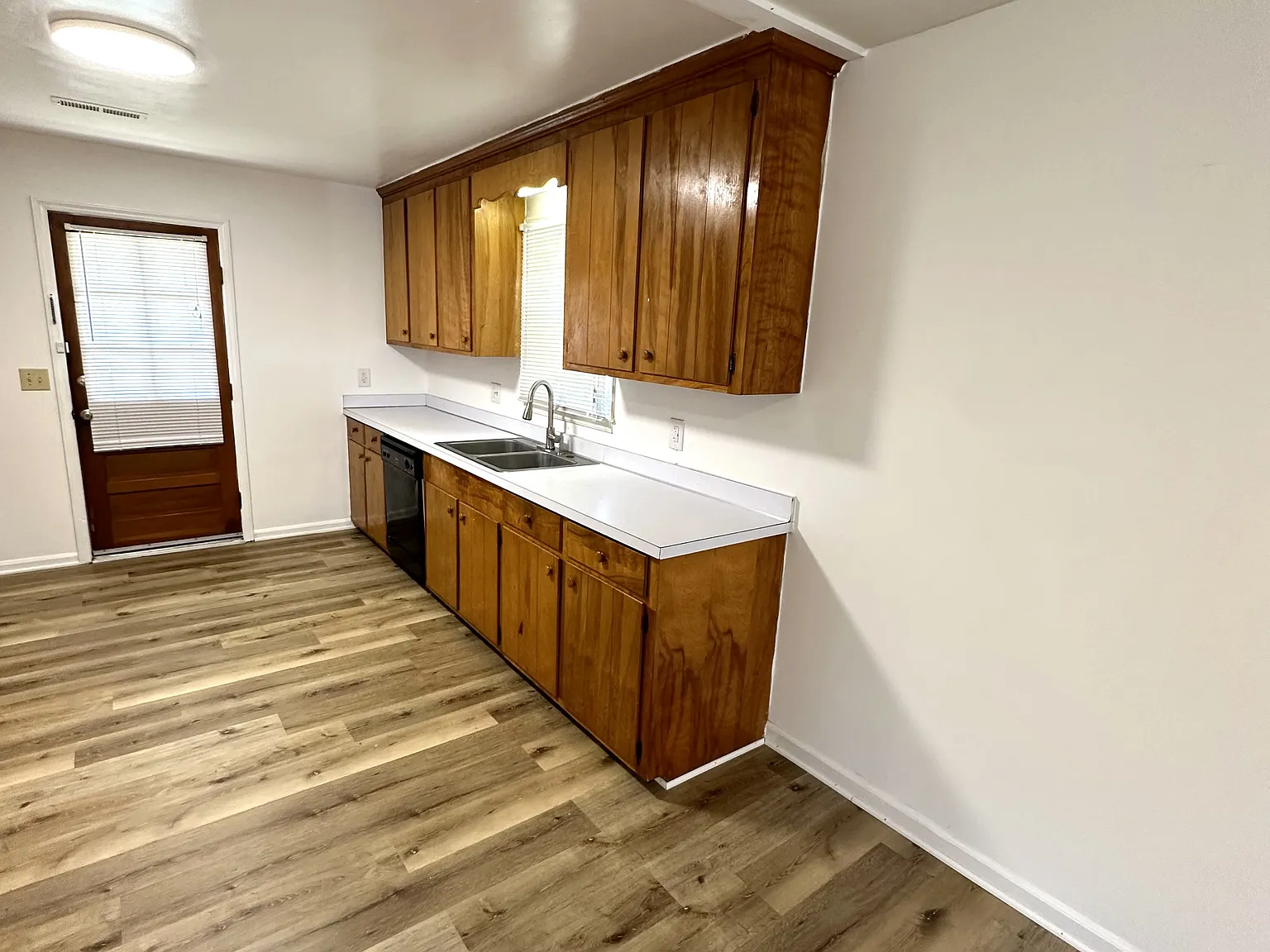 3 bed, 1000 sqft, $1,420 — Photo 2