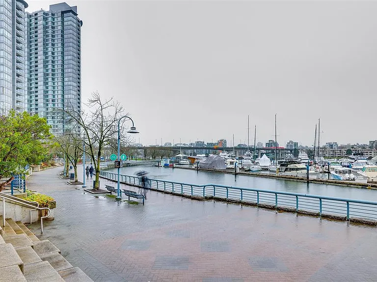 1077 Marinaside Cres #1707 — Photo 8