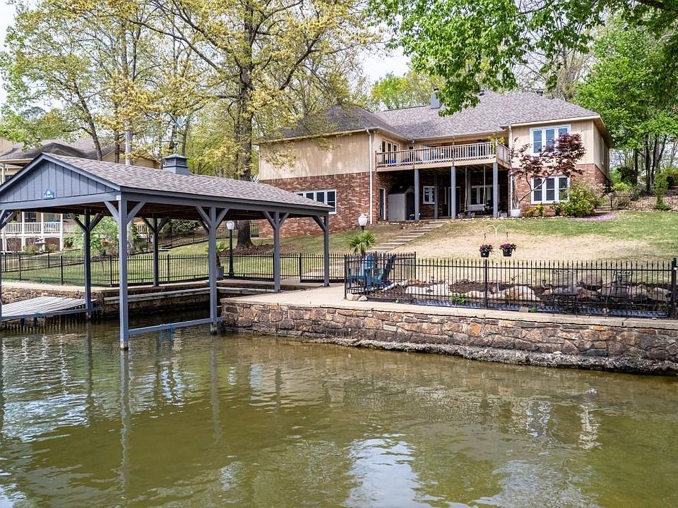 1st image of 104 Blue Heron Dr