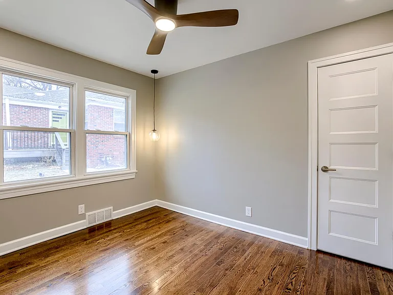 1106 N 49th Ave — Photo 16