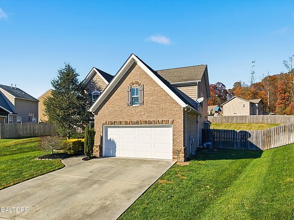 3rd image of 3215 Saddle Path Ln