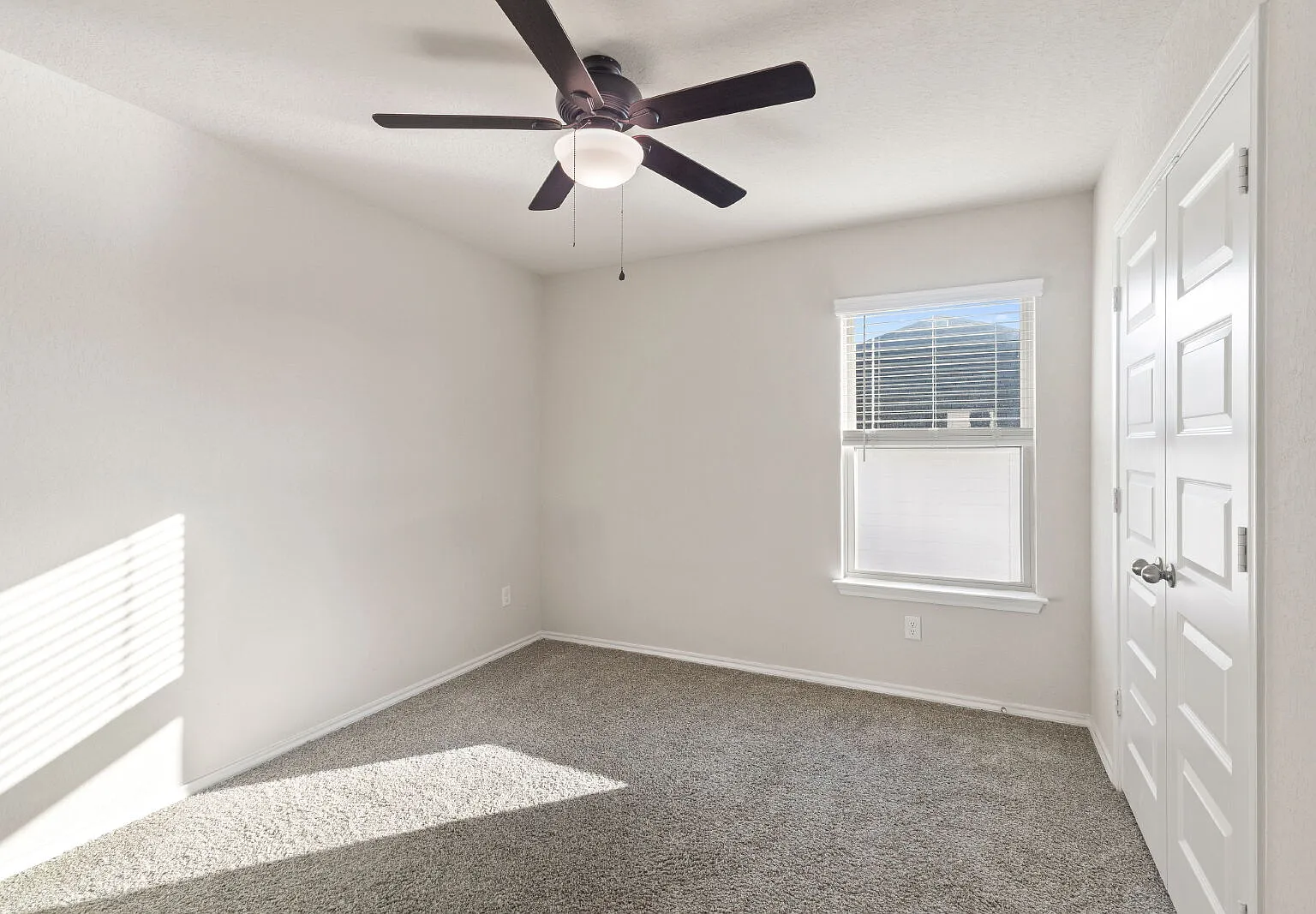 4 bed, 2.5 bath, 2459 sqft, $2,095 — Photo 4