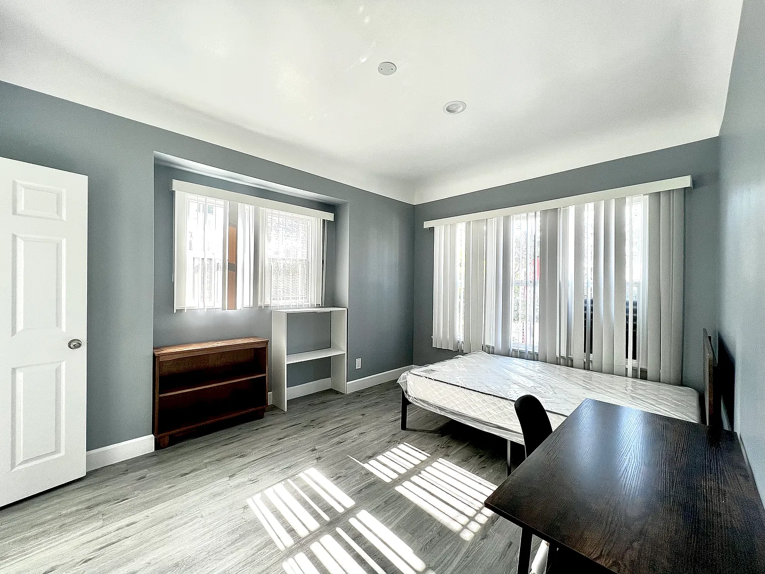 1142 W 35th St — Photo 2