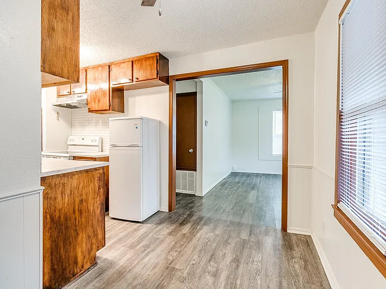 217 E Daws St #B — Photo 9