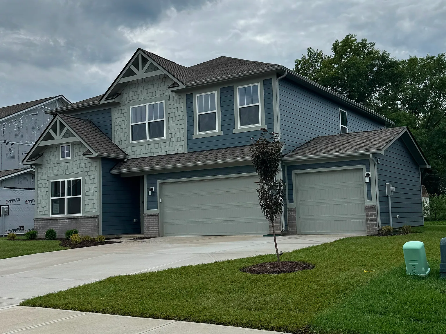5 bed, 2736 sqft, $2,745 — Photo 2
