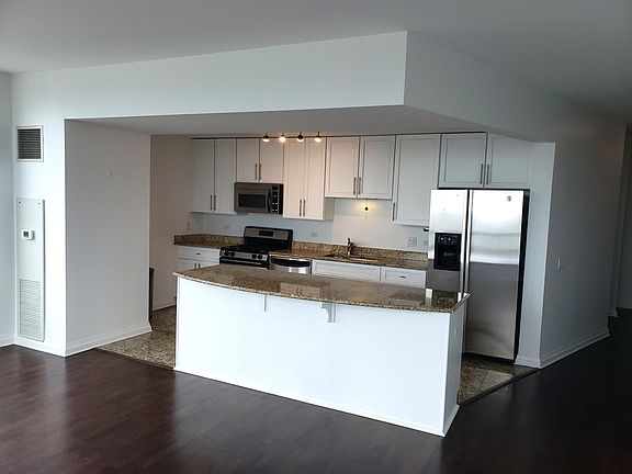 5th image of 33 W Ontario St APT 44EN