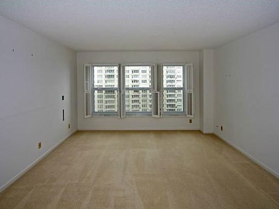 5th image of 3500 Galt Ocean Dr APT 915