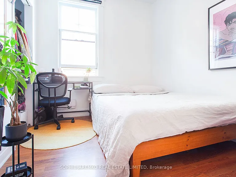 2102A Dundas St W — Photo 12