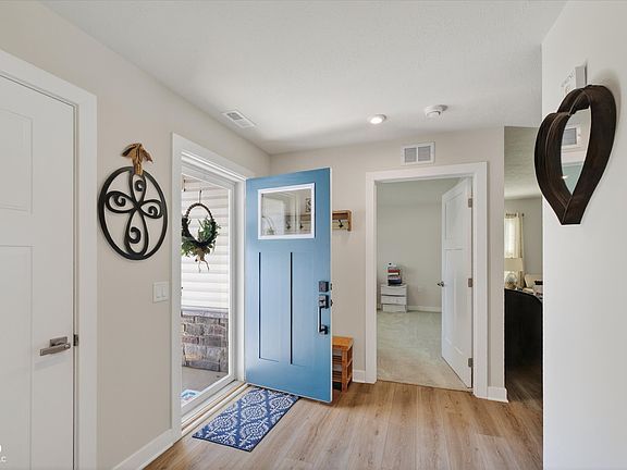 3rd image of 2748 Stonebridge Dr