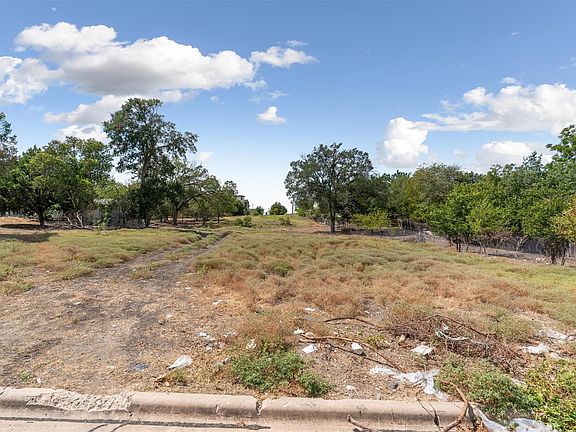 3rd image of 2404 Thrasher Ln
