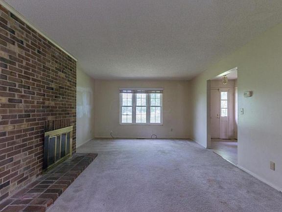5th image of 103 Stornoway Dr W