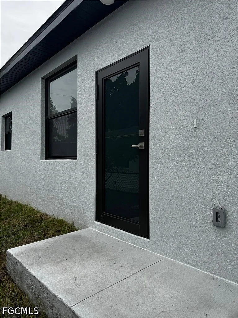 3 bed, 2.0 bath, 1200 sqft, $2,050 — Photo 4