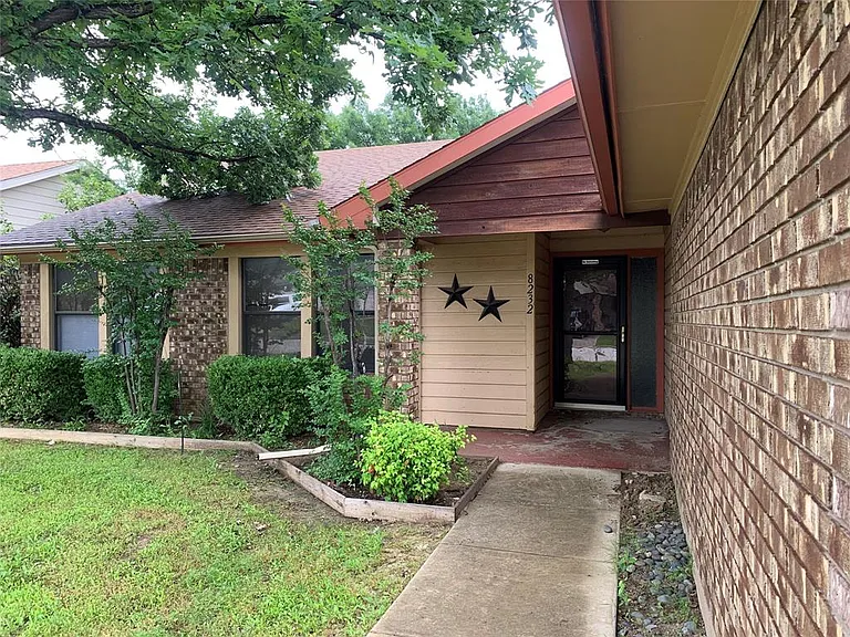 8232 Meadowbrook Dr — Photo 2