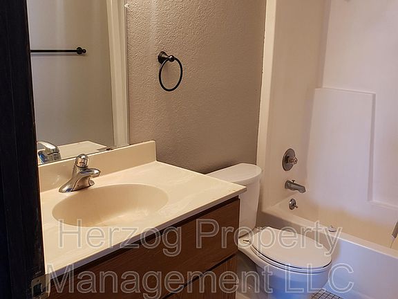 5th image of 304 Kenwood Dr #203