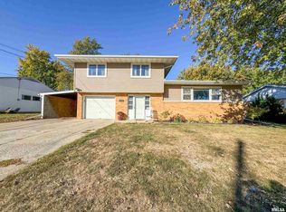 105 N 1st St, Roanoke, IL