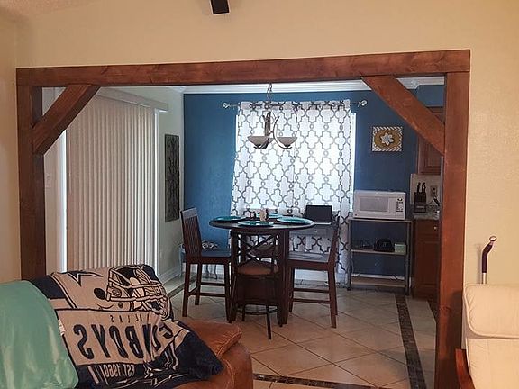 Kitchen/dining entry way