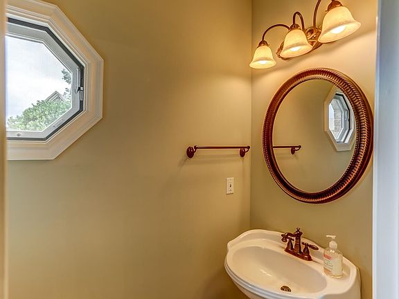 5th image of 290 Alisha Dr