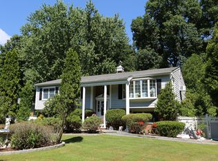 2480 Linette Ct, Yorktown Heights, NY 10598