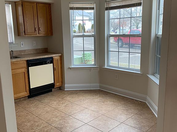 5th image of 138 Hamlet Ct