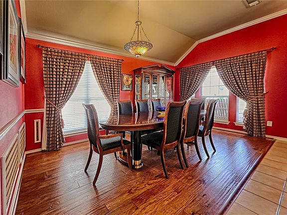 4th image of 10801 Elmhurst Ln
