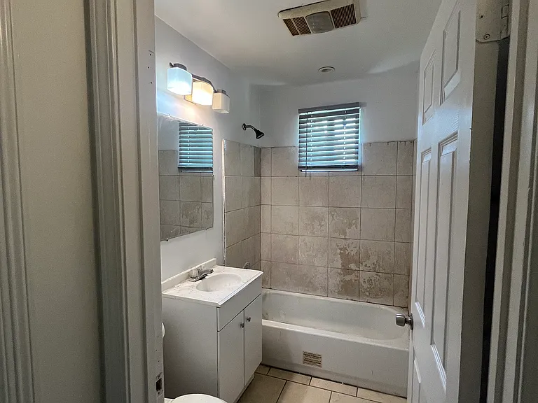 4537 Reynes St — Photo 8