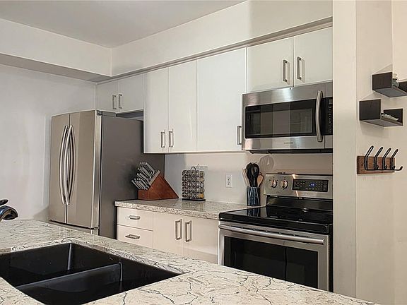 4th image of 3206 Alder St #108