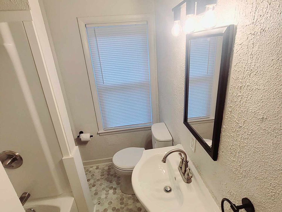 1st image of 136 Maple Ave #3