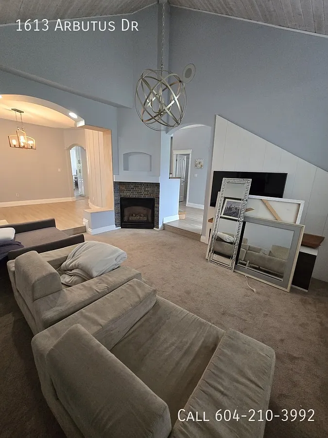 Spacious Home in Quiet Neighborhood — Photo 4