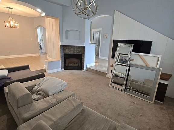 4th image of 1613 Arbutus Dr