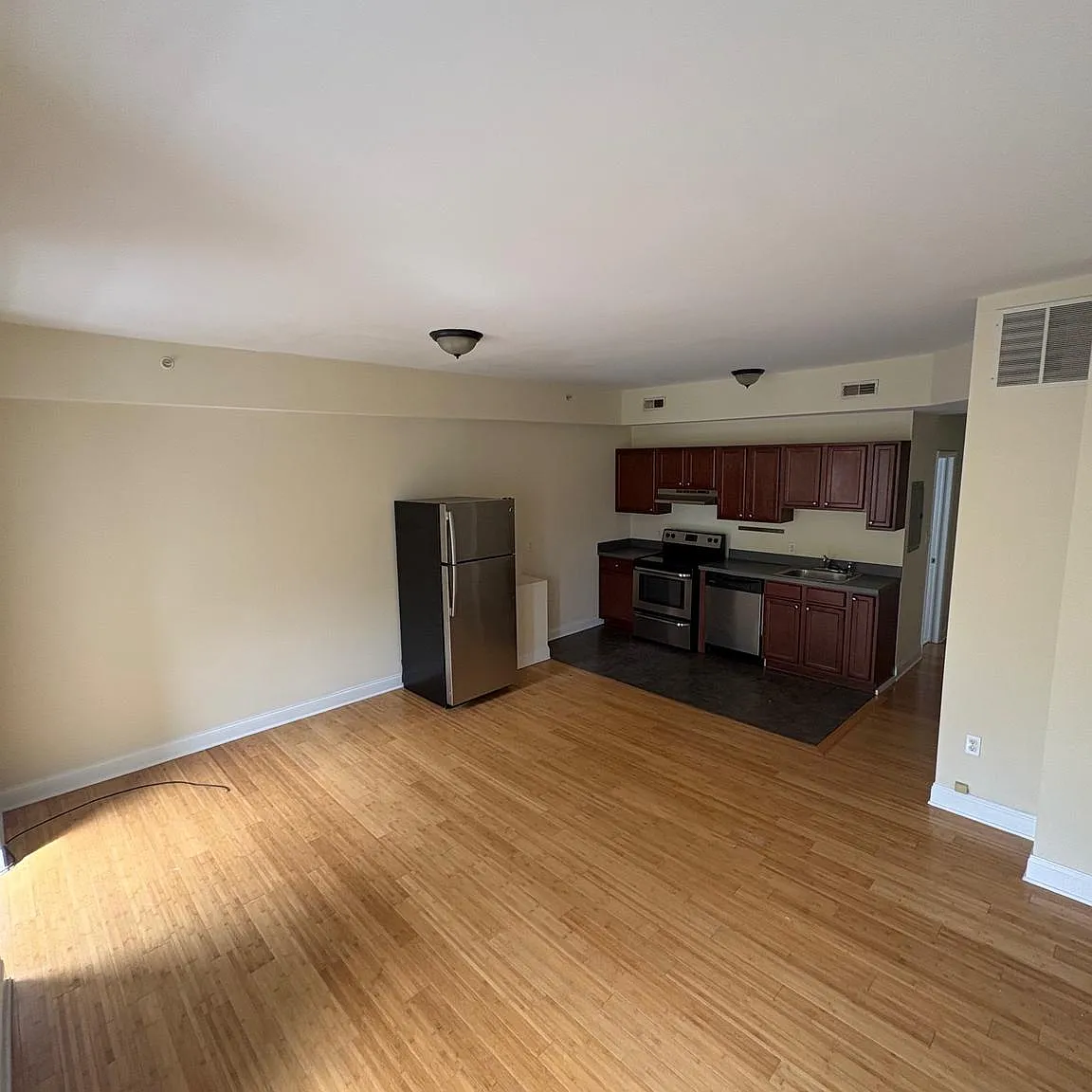 3 bed, 3348 sqft, $1,725 — Photo 1